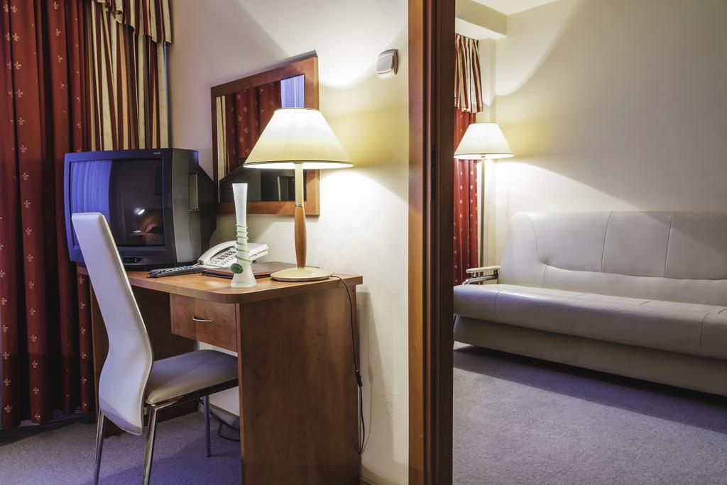 Hotel Accademia Ostrowiec Świętokrzyski Zimmer foto
