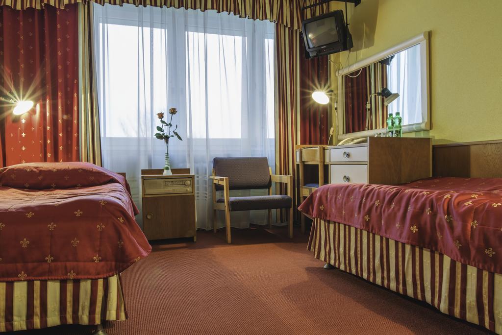 Hotel Accademia Ostrowiec Świętokrzyski Zimmer foto